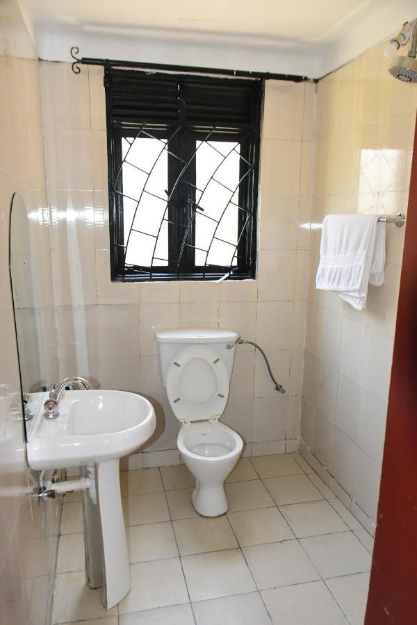Golden Cherries Guest House Jinja Dış mekan fotoğraf