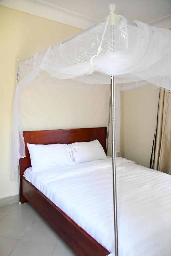 Golden Cherries Guest House Jinja Dış mekan fotoğraf