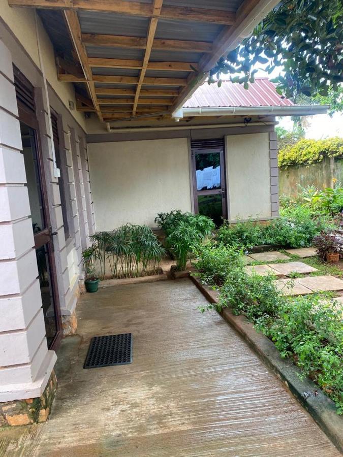 Golden Cherries Guest House Jinja Dış mekan fotoğraf